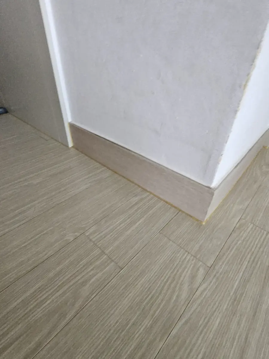운정 힐스테이트 걸레받이 모서리 필름복원 작업 사진